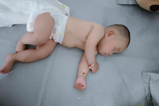 红河五个月宝宝拇指内扣 红河五个月宝宝拇指内扣